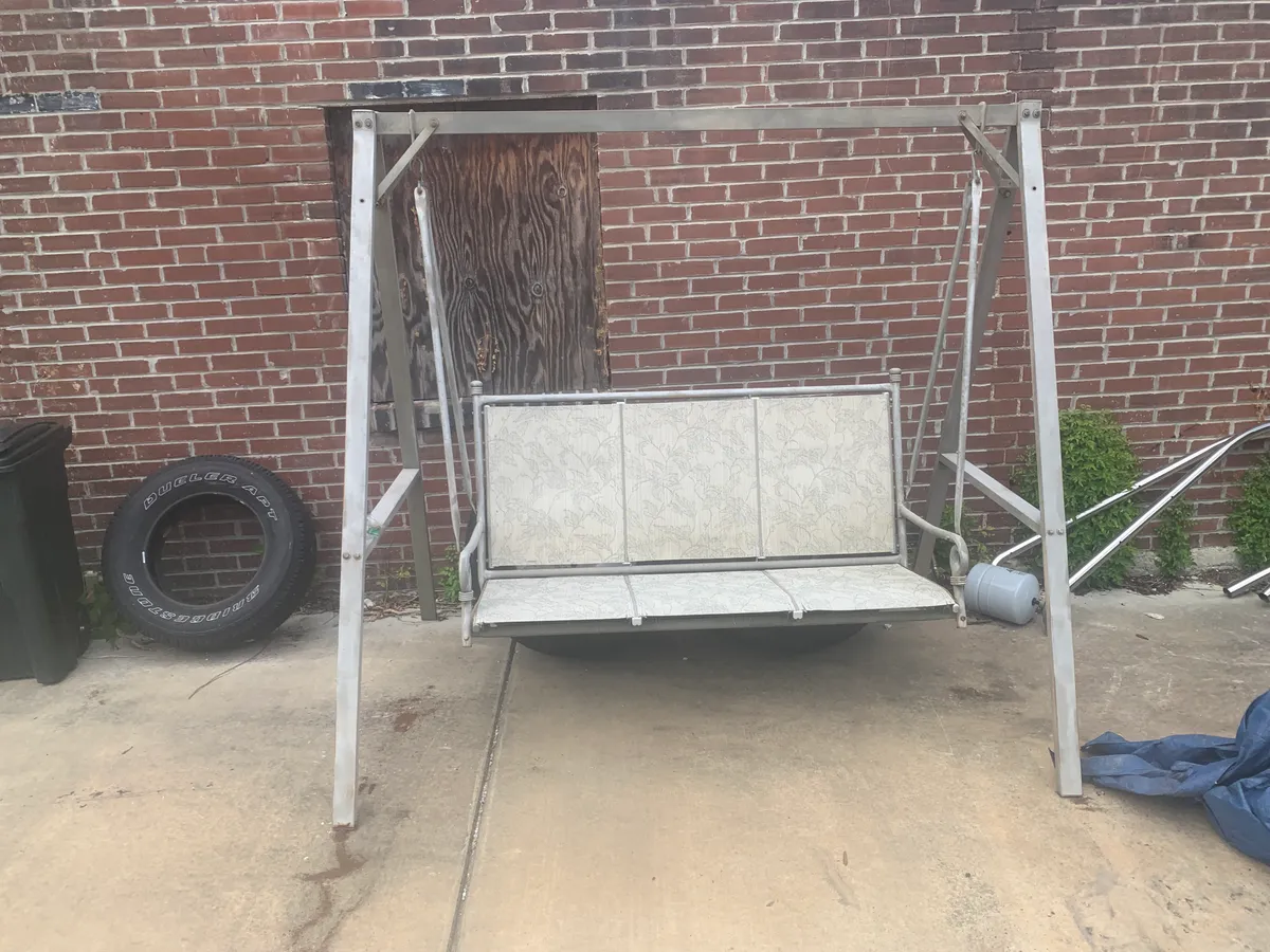 Porch/Yard Swing ~ Like New