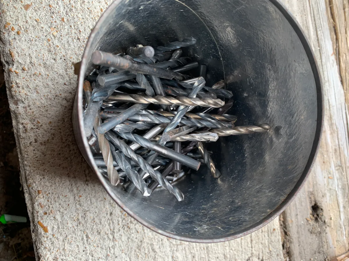 Metal Buckets of 1/4" Bits